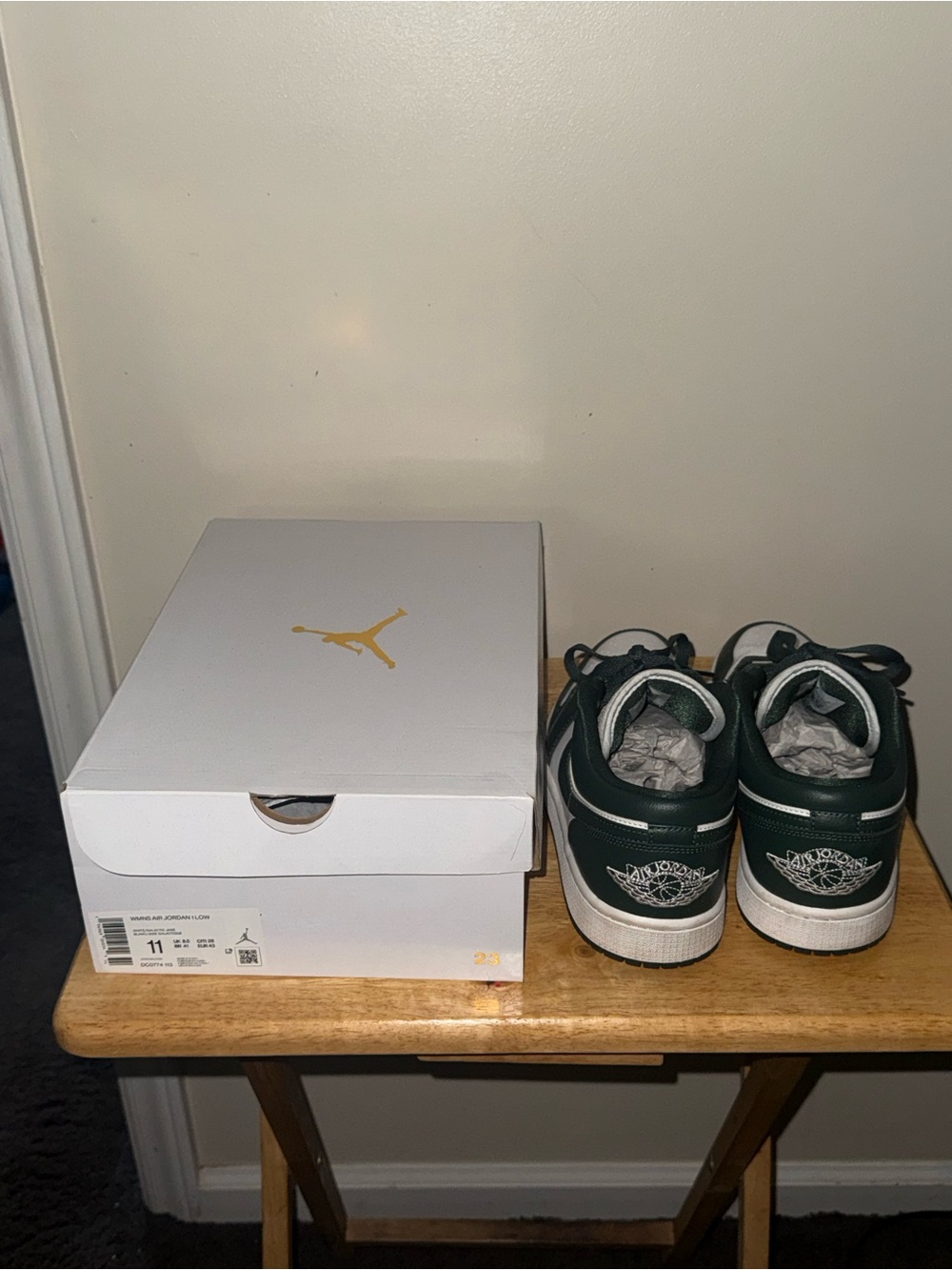 Women’s Jordan 1 Low white and green trainers. Size US 11 #sneakers #lifestyle